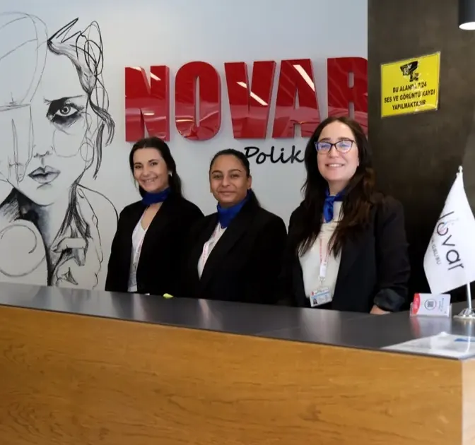 Novar Bayraklı polikliniği resepsiyonunda karşılama ekibimiz