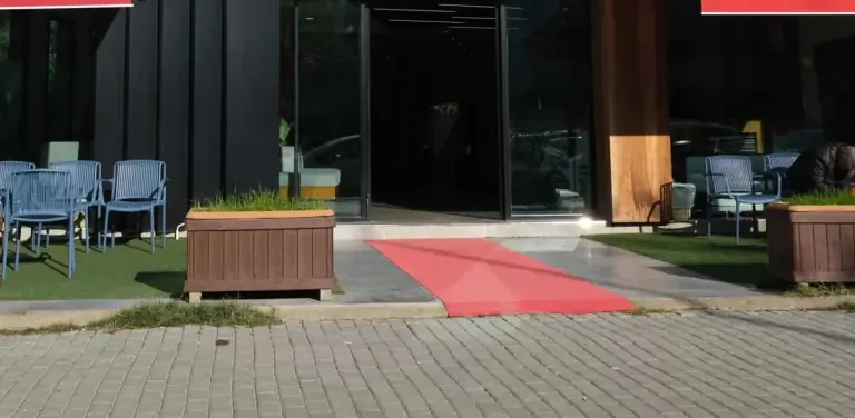 Novar 6 Polikliniği girişi ve bahçedeki oturma alanı