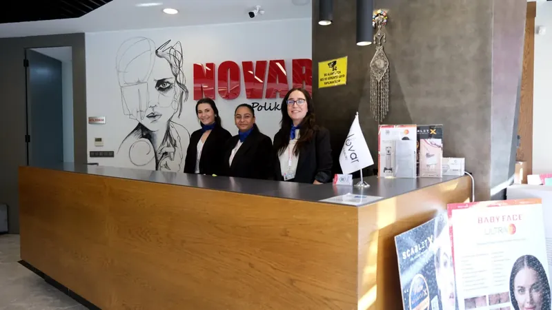 Novar Bayraklı polikliniğinin resepsiyonu ve karşılama ekibi